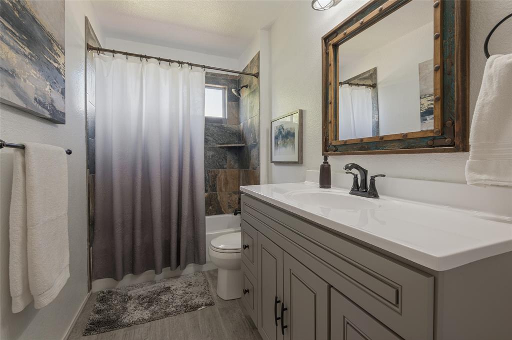Upstairs full bath.