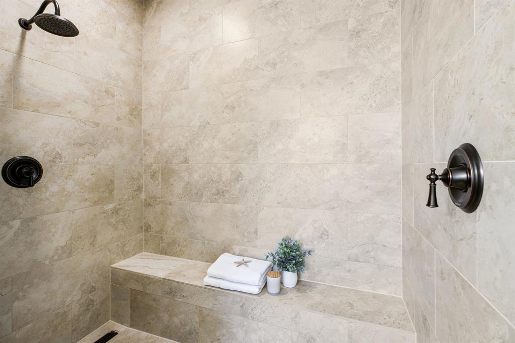 Escape the day under the soothing flow of a premium rainshower, double shower heads and a built-in seat for the ultimate wind-down experience.