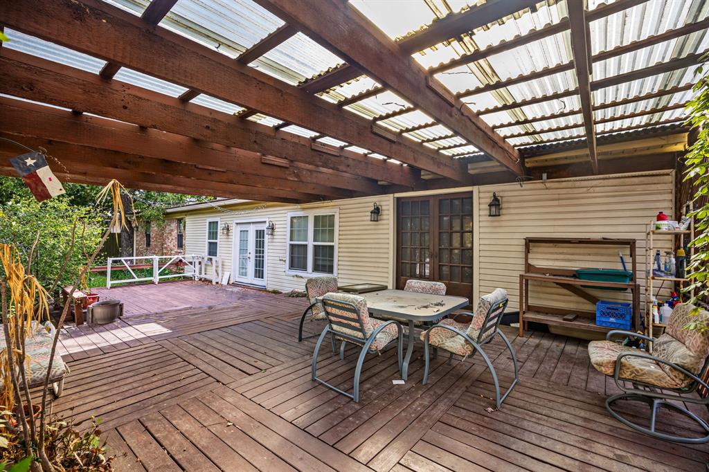 Outdoor deck w partial covered pergola