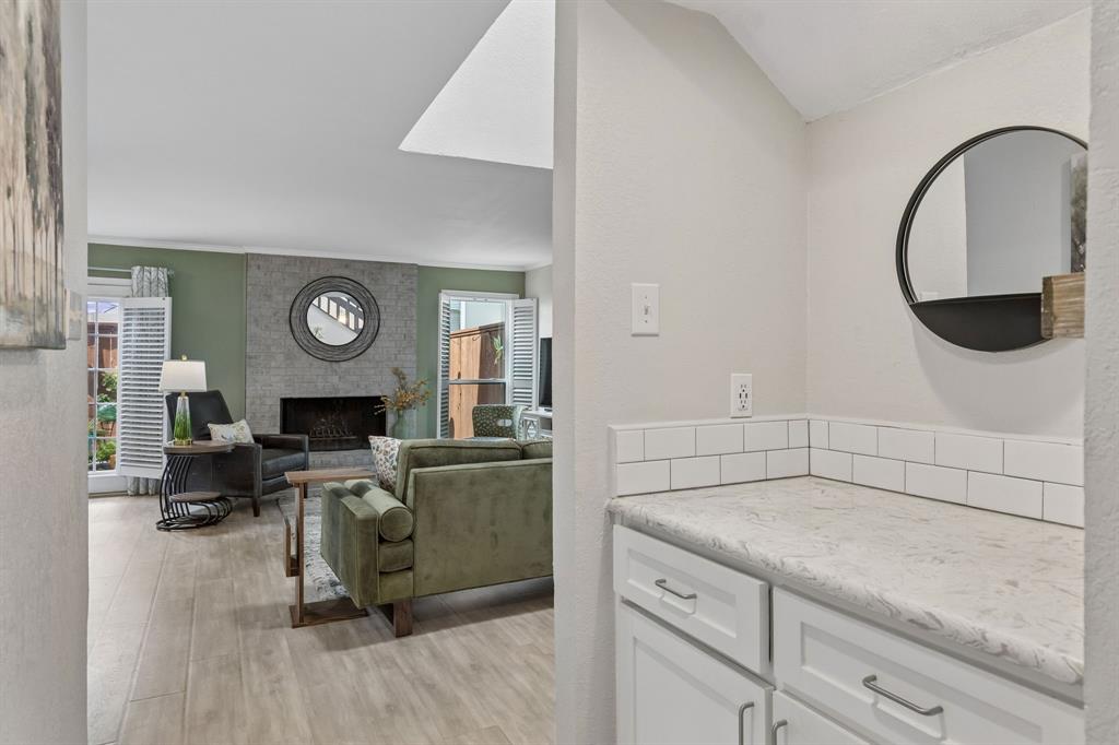Built-in coffee bar, dry bar or drop zone