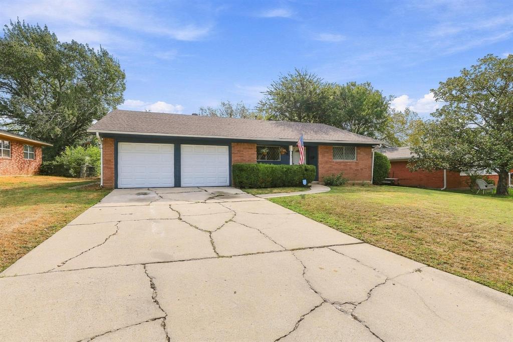 1306 Hillside Drive, Gainesville, TX 76240