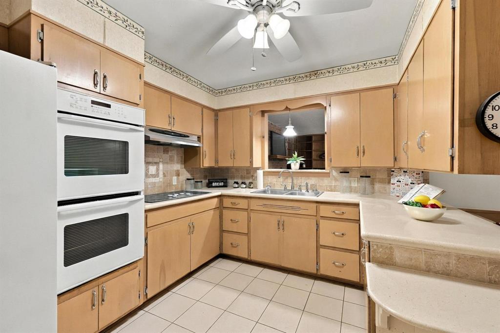 Double oven with plenty of storage and counter space