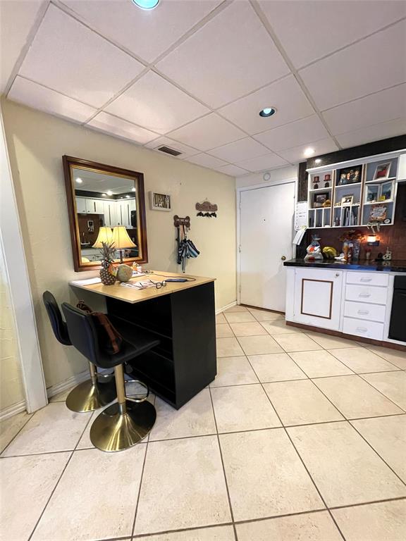 Kitchen & entry