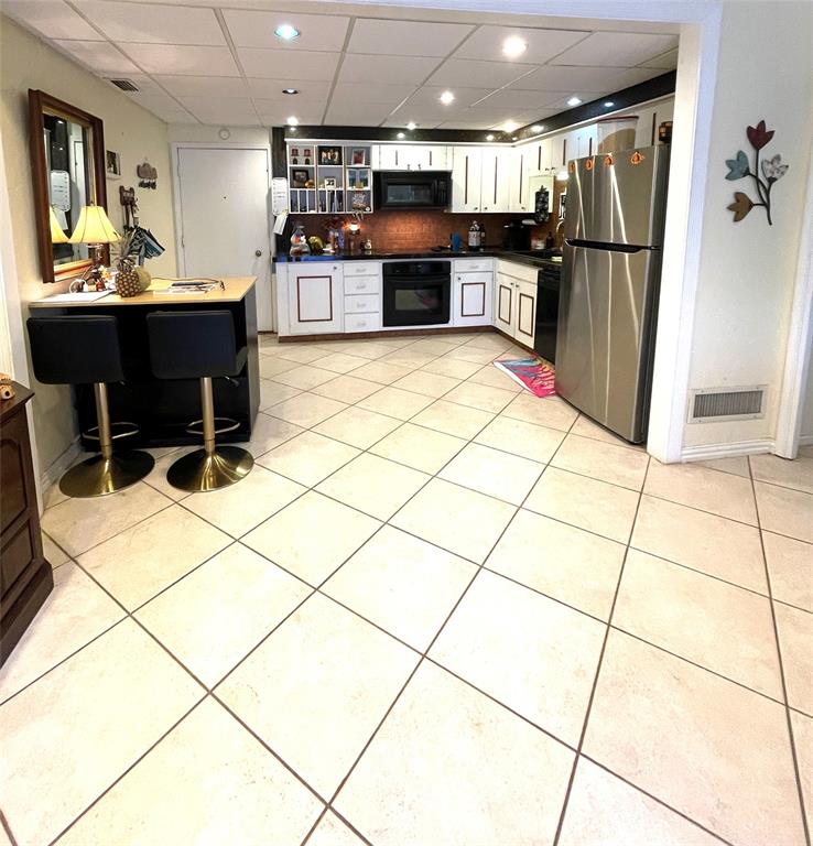 Kitchen & Dining