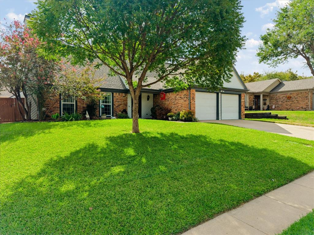 208 Wildbriar Street, Euless, TX 76039