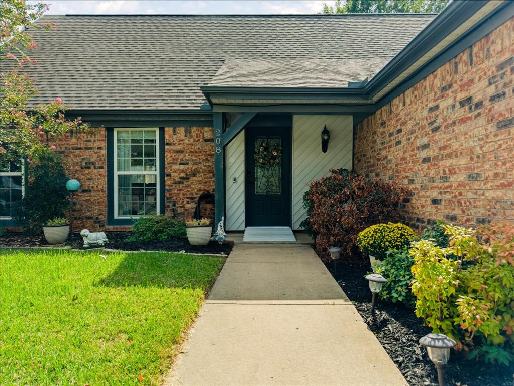 208 Wildbriar Street, Euless, TX 76039