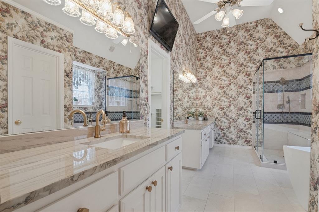 Primary Bathroom w/walkin closet