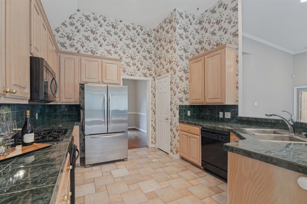 Gas oven/range. Lots of storage + pantry