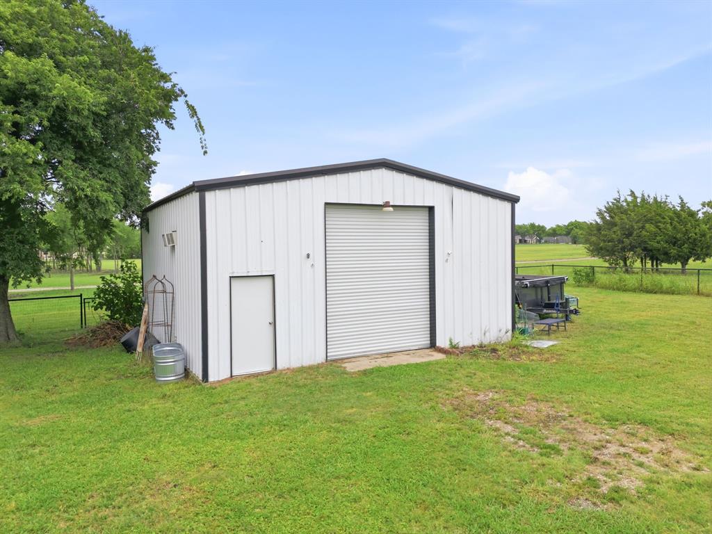 698 Hackberry Road, Van Alstyne, TX 75495