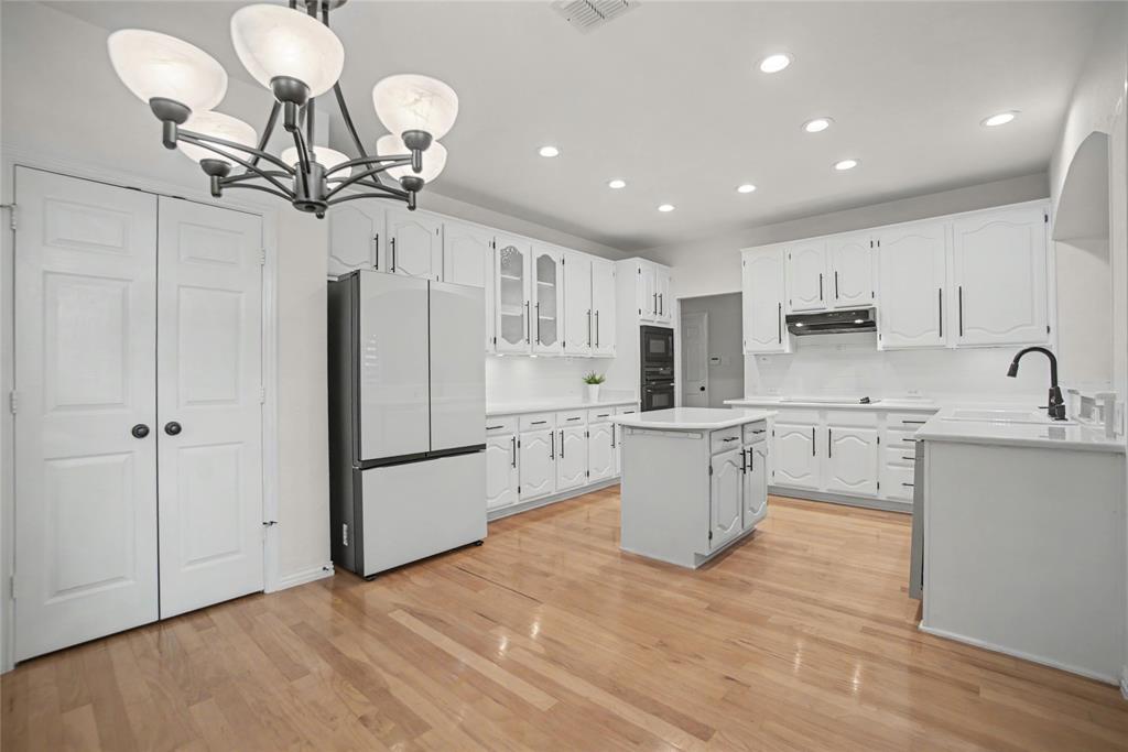 Stunning Kitchen reimagines with quartz counters, modern white cabinets- includes a recent "Bespoke Refrigerator & Dishwasher.