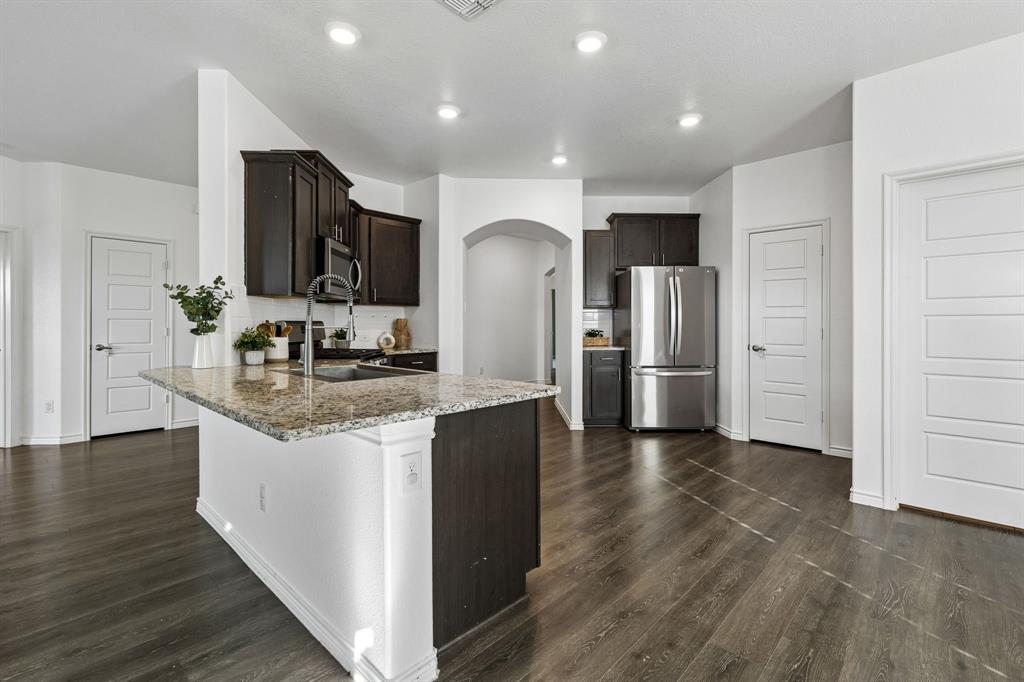 kitchen and breakfast bar