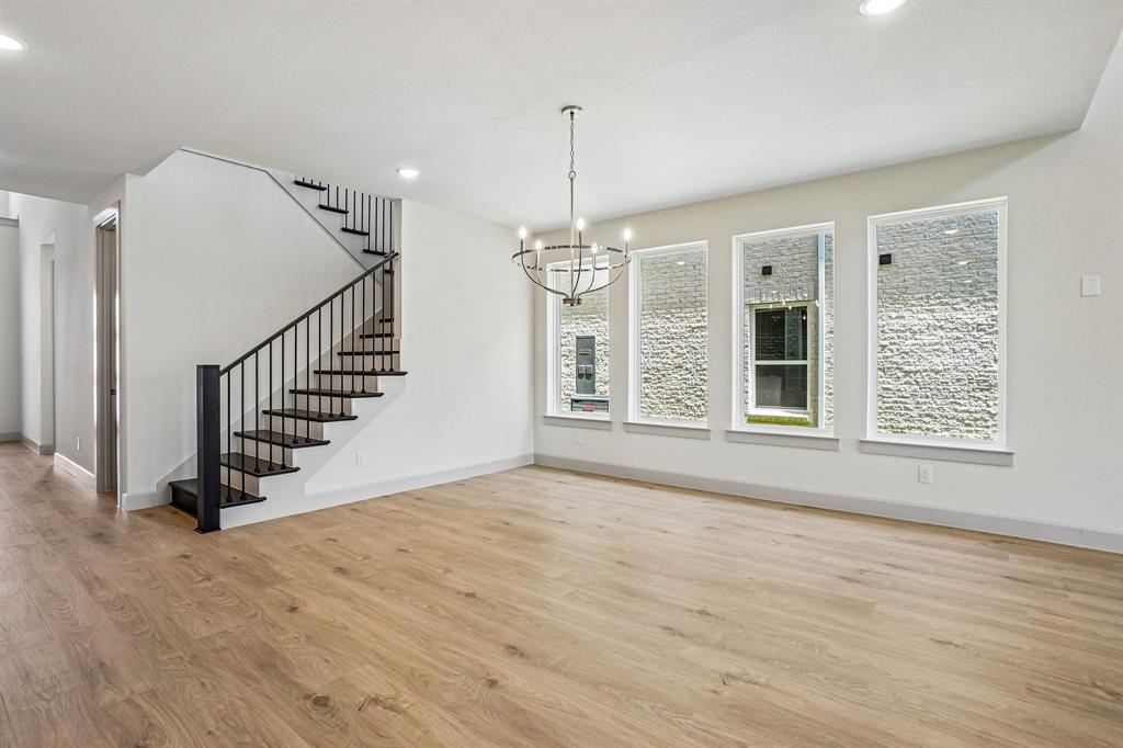 Whether it's lively dinner parties or cozy family meals, this dining room fits all occasions!