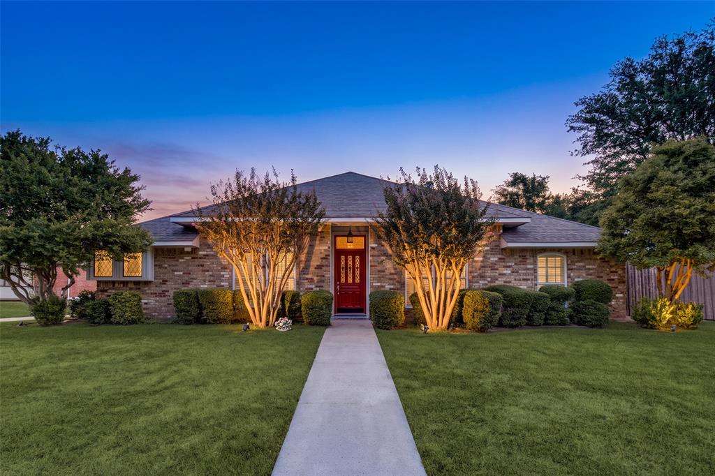 Pretty drive-up on this oversized corner lot.