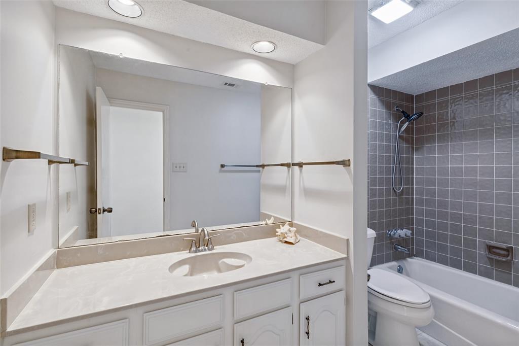 Secondary bathroom.