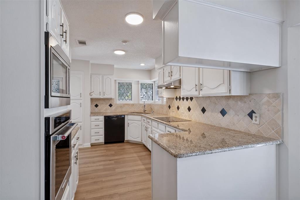 Direct access to the kitchen from the breakfast area.