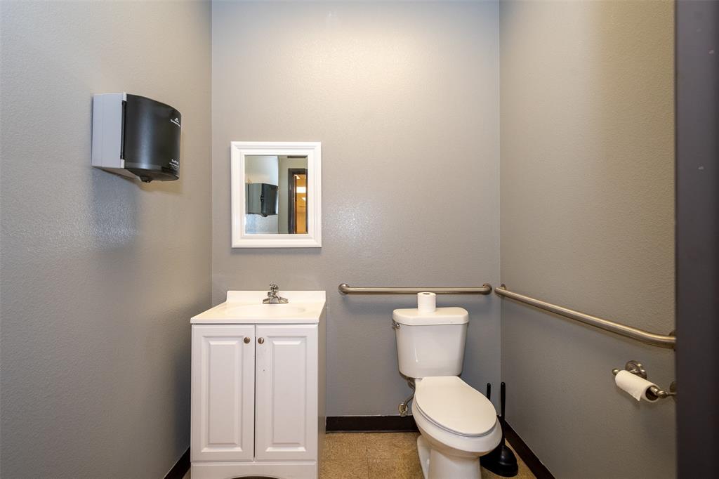 108 Industrial Drive, Waxahachie, TX 75165
