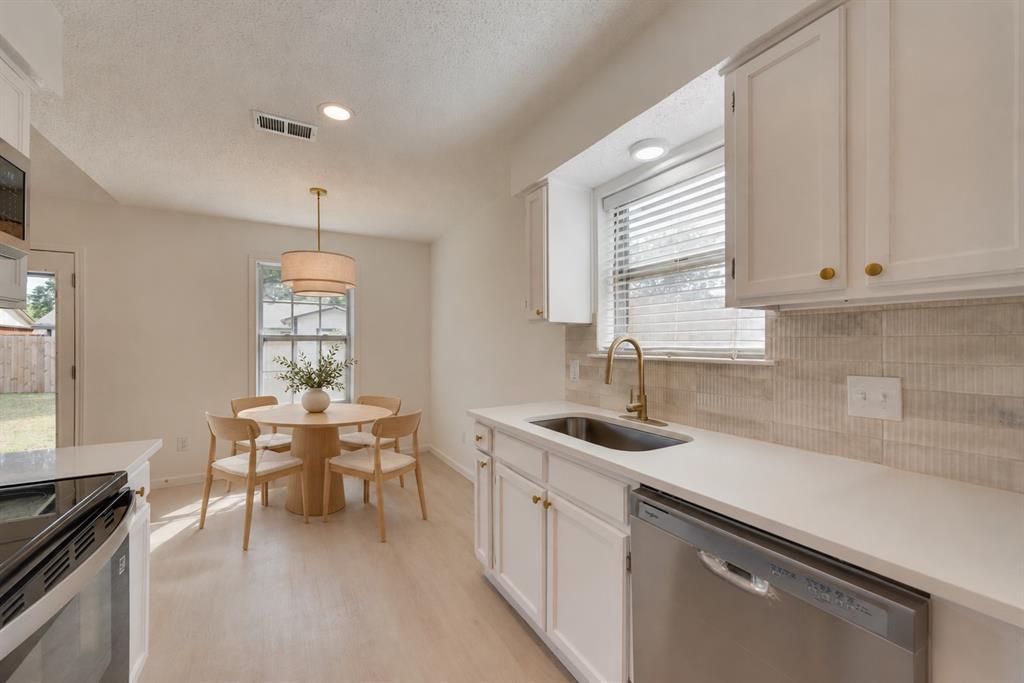 3021 Meadowmoor Street, Fort Worth, TX 76133