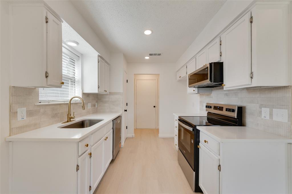 3021 Meadowmoor Street, Fort Worth, TX 76133
