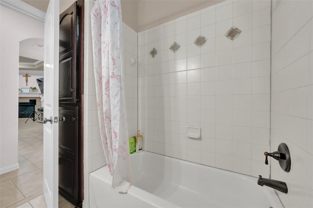 5801 Mira Lago Lane, Arlington, TX 76017
