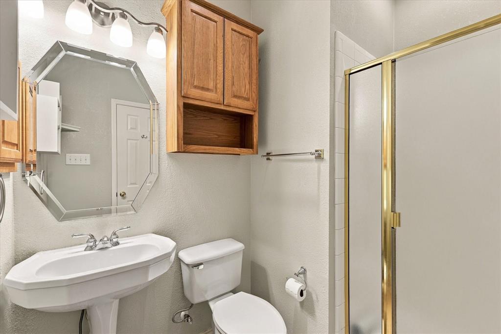 Additional photo of ensuit bathroom.