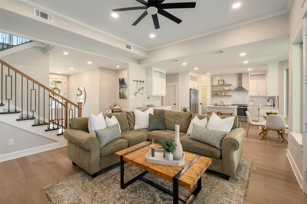 Connecting living to kitchen