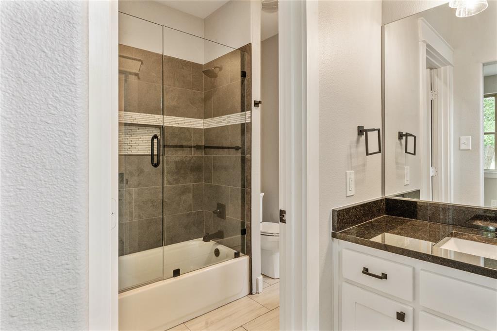 Jack-and-Jill separate sinks and a common Tub/shower and toilet