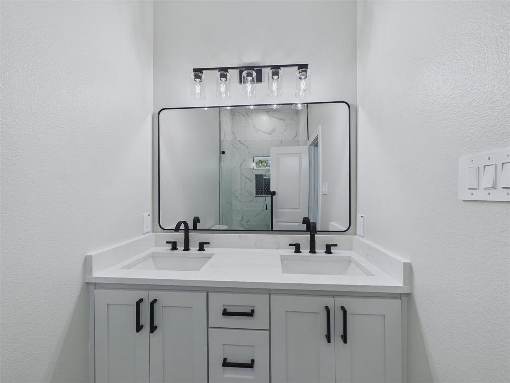 1805 Ash Crescent Street, Fort Worth, TX 76104