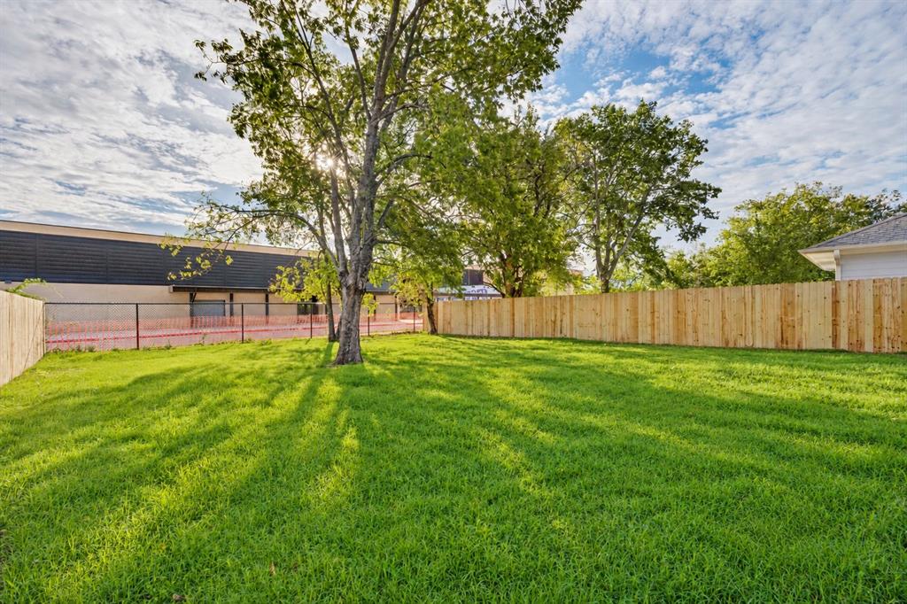 1328 Franklin Avenue, Bonham, TX 75418
