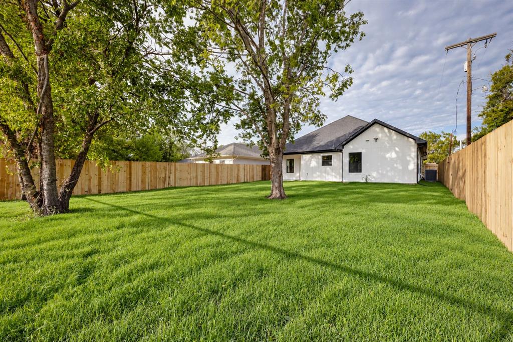 1328 Franklin Avenue, Bonham, TX 75418