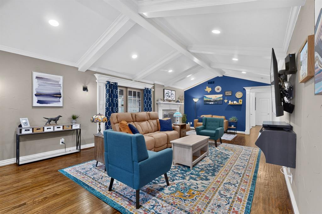 Great living space for relaxing or entertianing