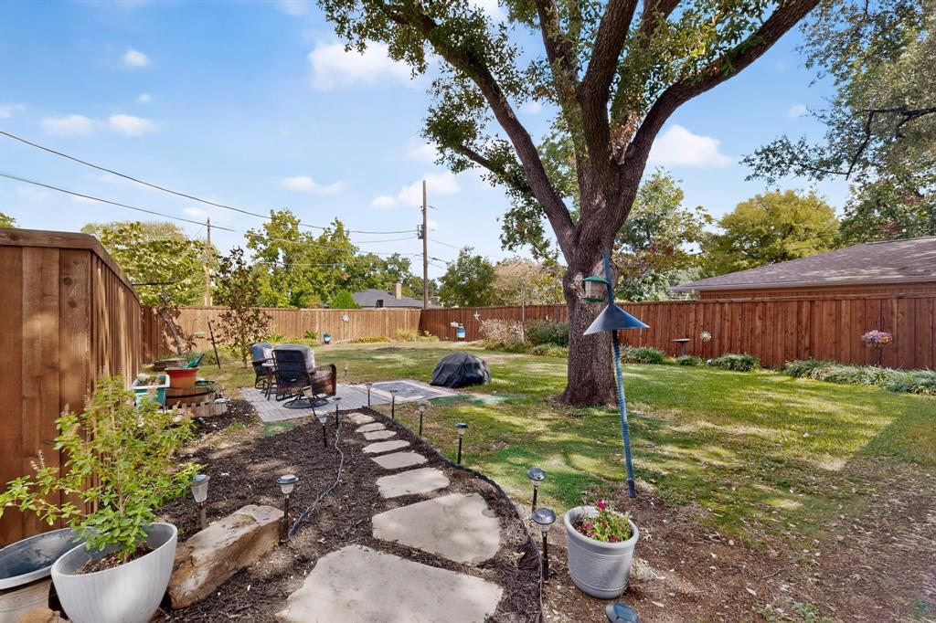 Wonderful large backyard with plenty of shade