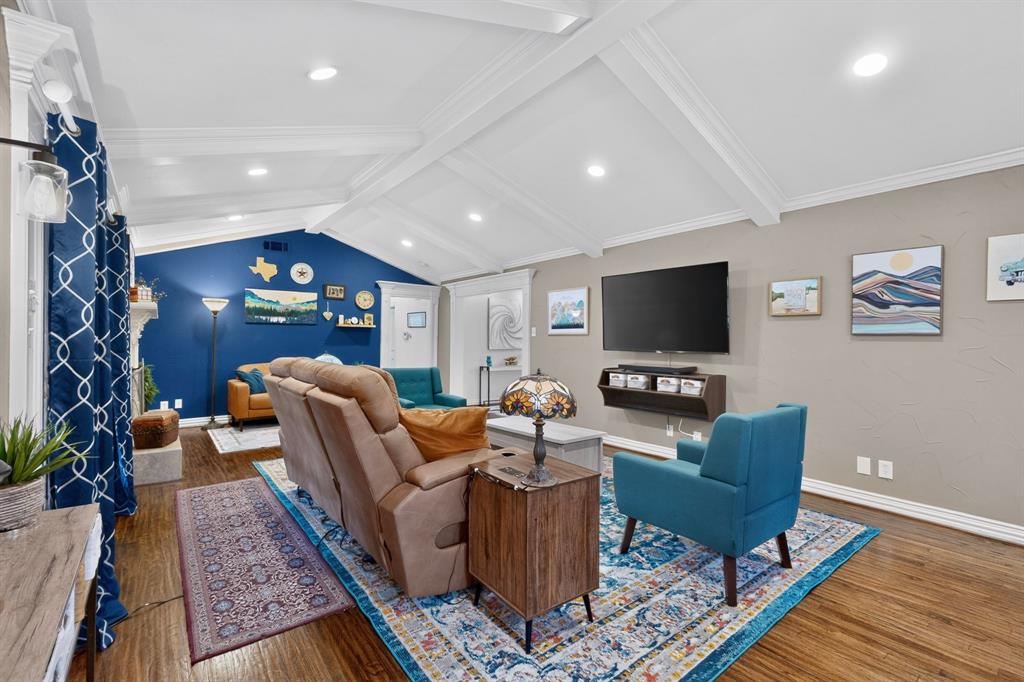 Great living space for relaxing or entertianing