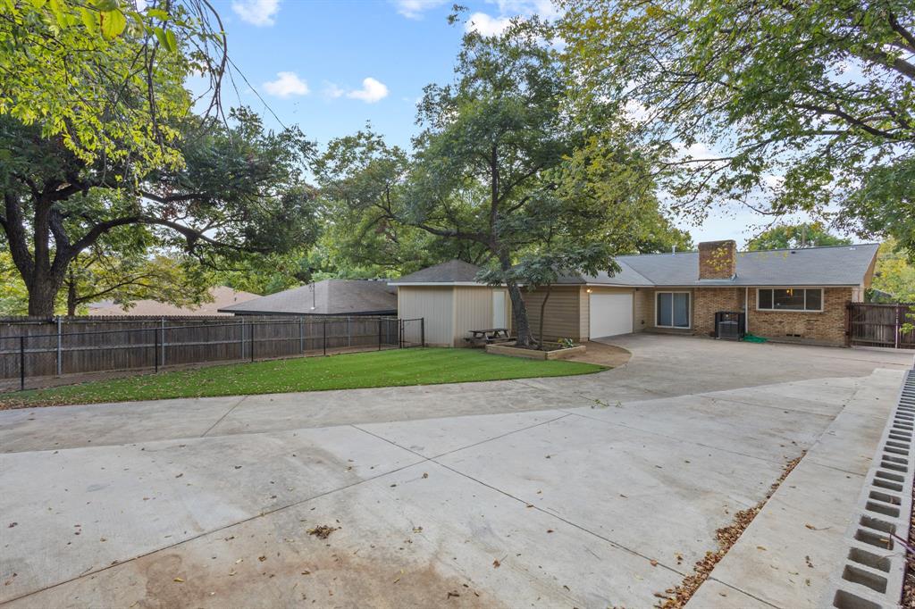 2861 W 9th Street, Dallas, TX 75211