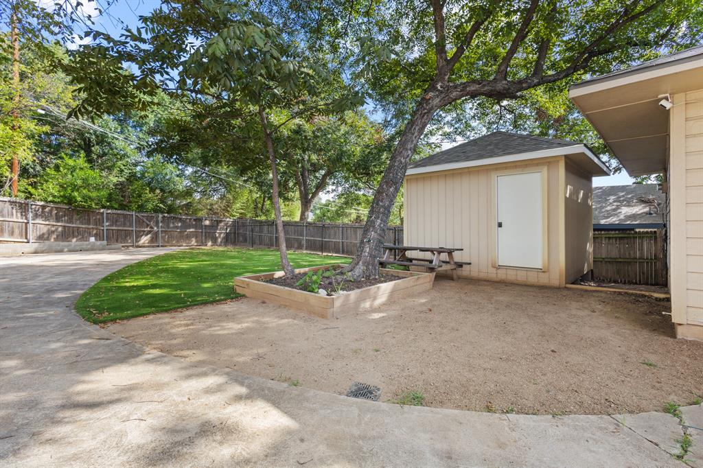 2861 W 9th Street, Dallas, TX 75211