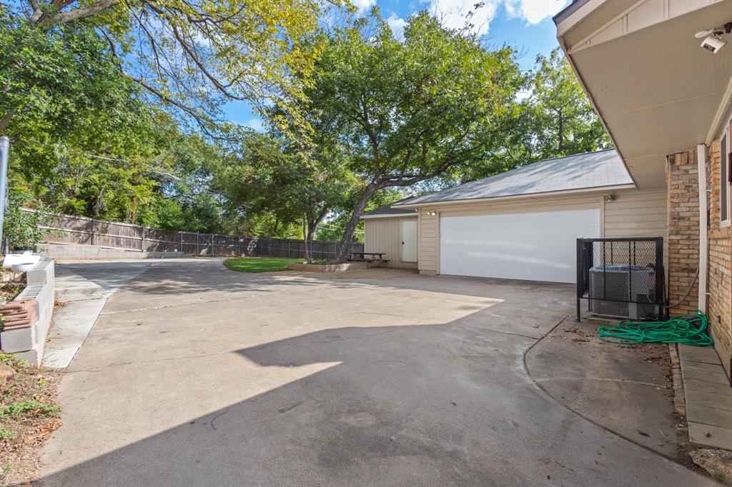 2861 W 9th Street, Dallas, TX 75211