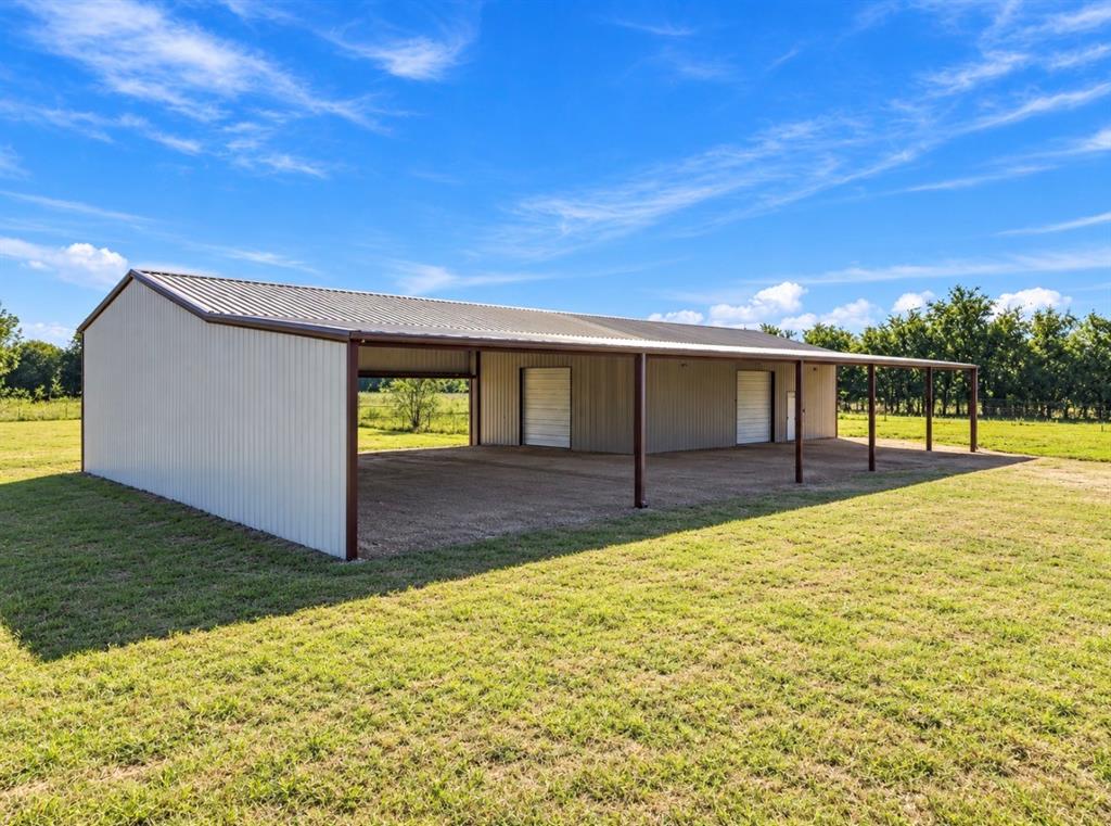 LIVING QUARTERS IN SHOP HAS 2 BED 2 BATH