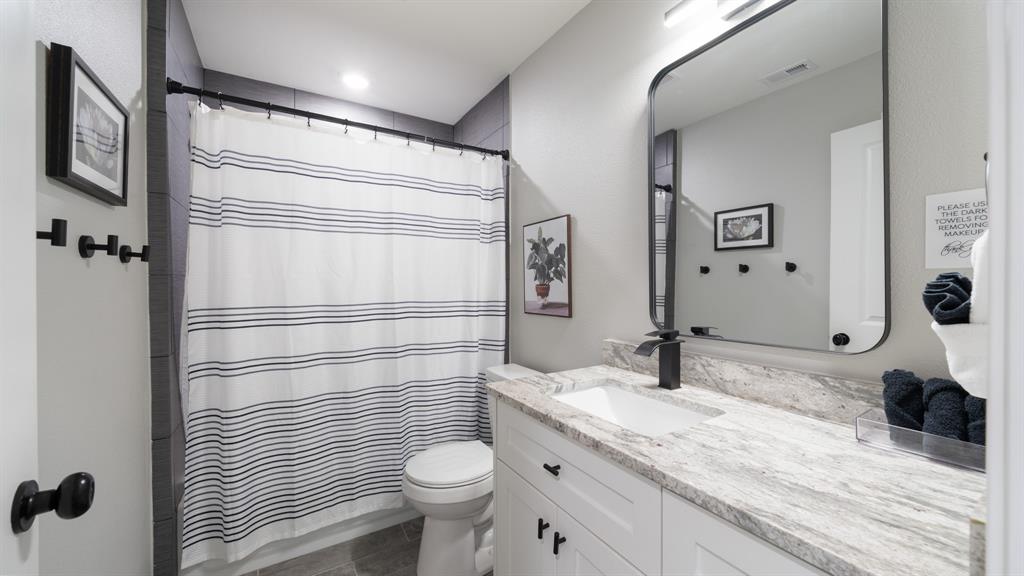 128 Crestwood Drive, Mabank, TX 75156