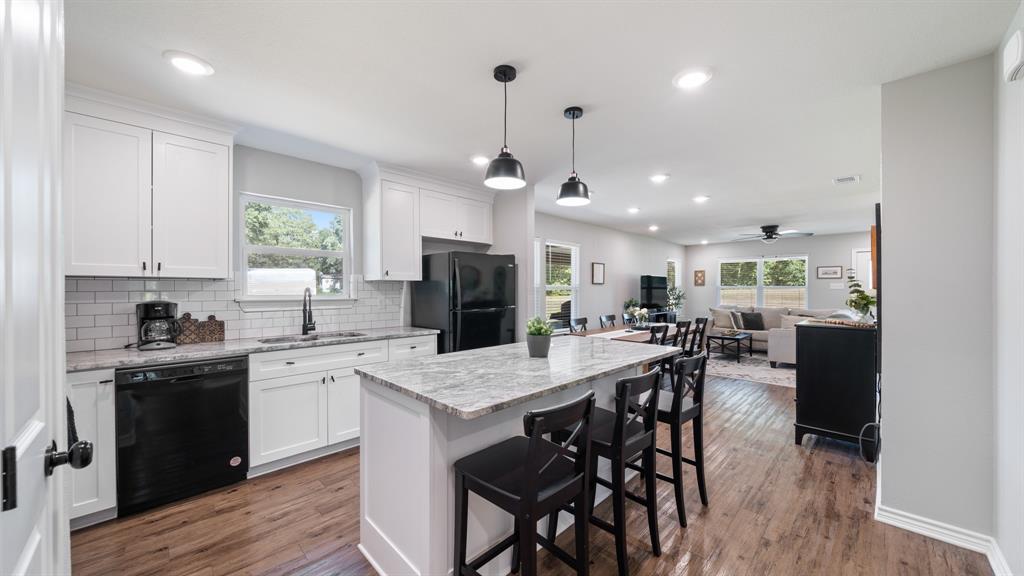 128 Crestwood Drive, Mabank, TX 75156