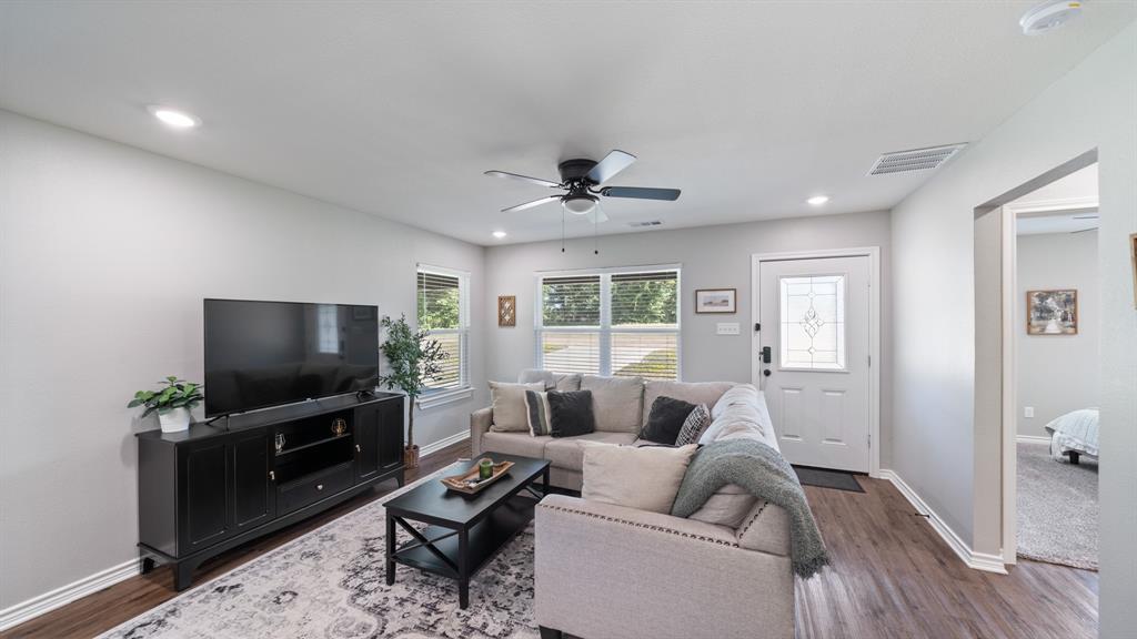 128 Crestwood Drive, Mabank, TX 75156