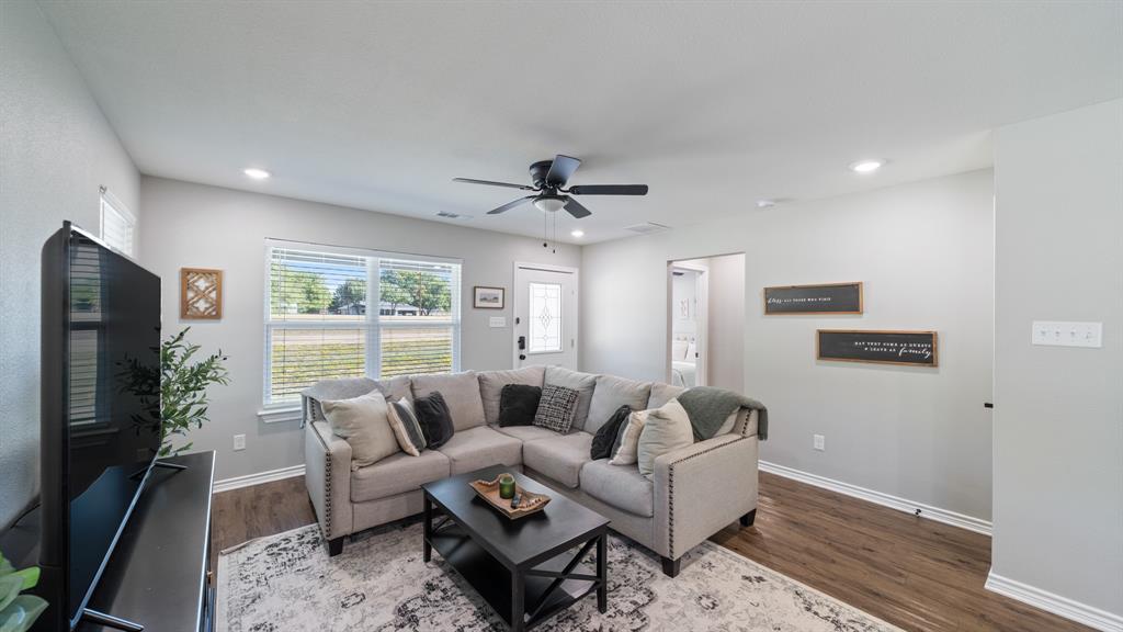 128 Crestwood Drive, Mabank, TX 75156