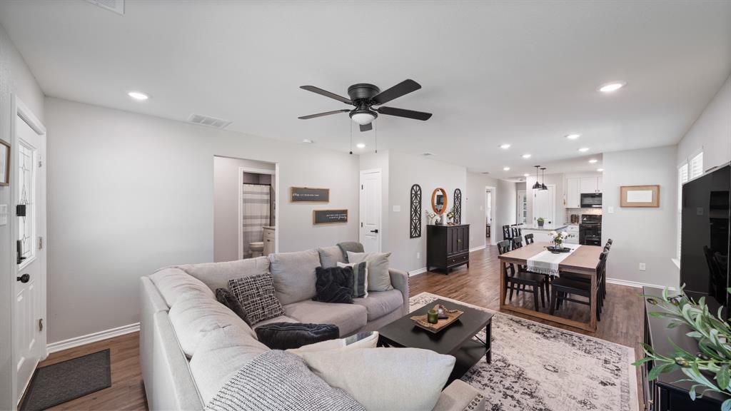 128 Crestwood Drive, Mabank, TX 75156