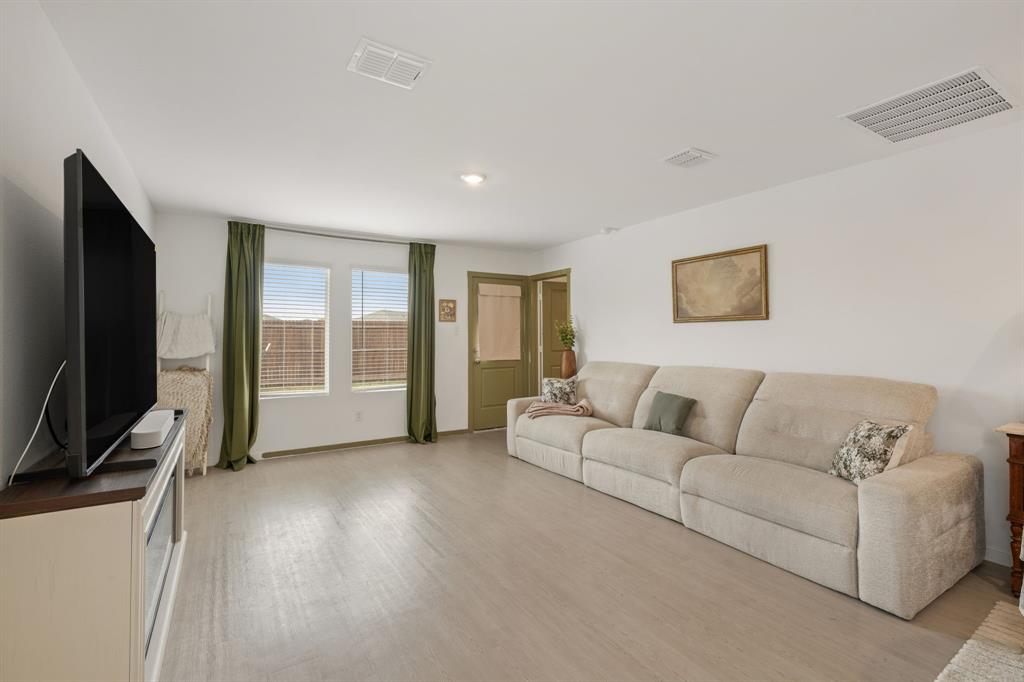 5057 Valhalla Drive, Ennis, TX 75119