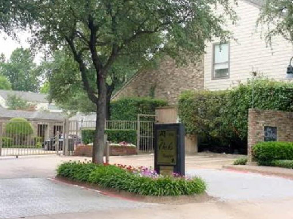 View of home's community with a gate