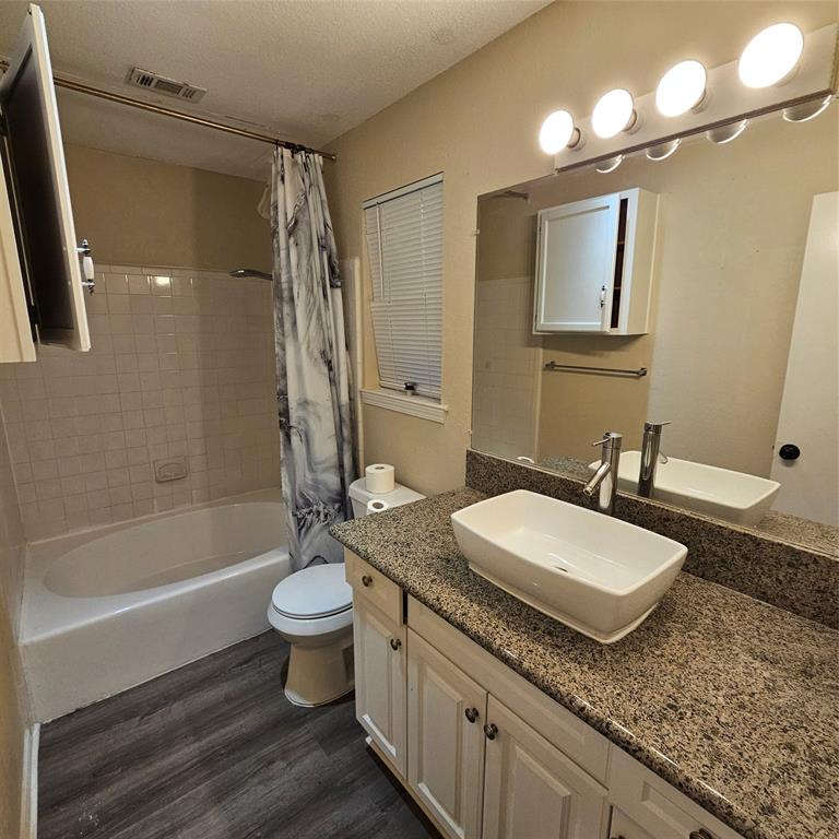 Full bathroom featuring shower / bath combo