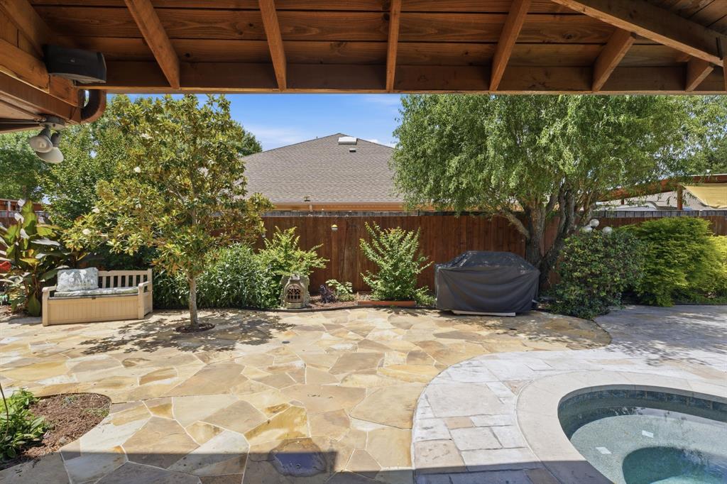 Covered patio, and a nice garden shed or pocket office outside.