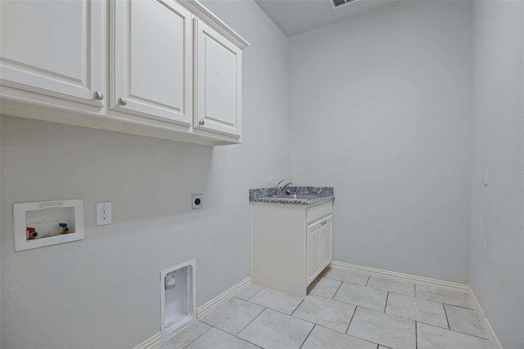 Laundry room with Sink