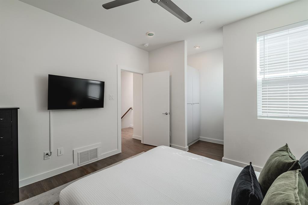 Neutral-toned room featuring dark wood-finish flooring, a contemporary ceiling fan, recessed lighting, and white horizontal blinds