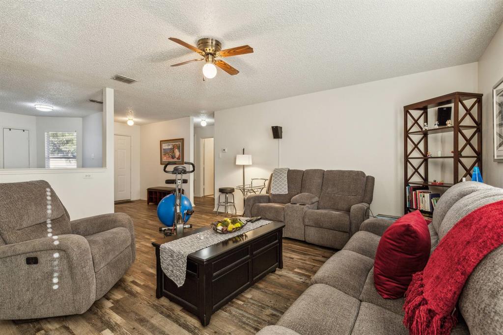 205 Crystalwood Drive, Mesquite, TX 75149