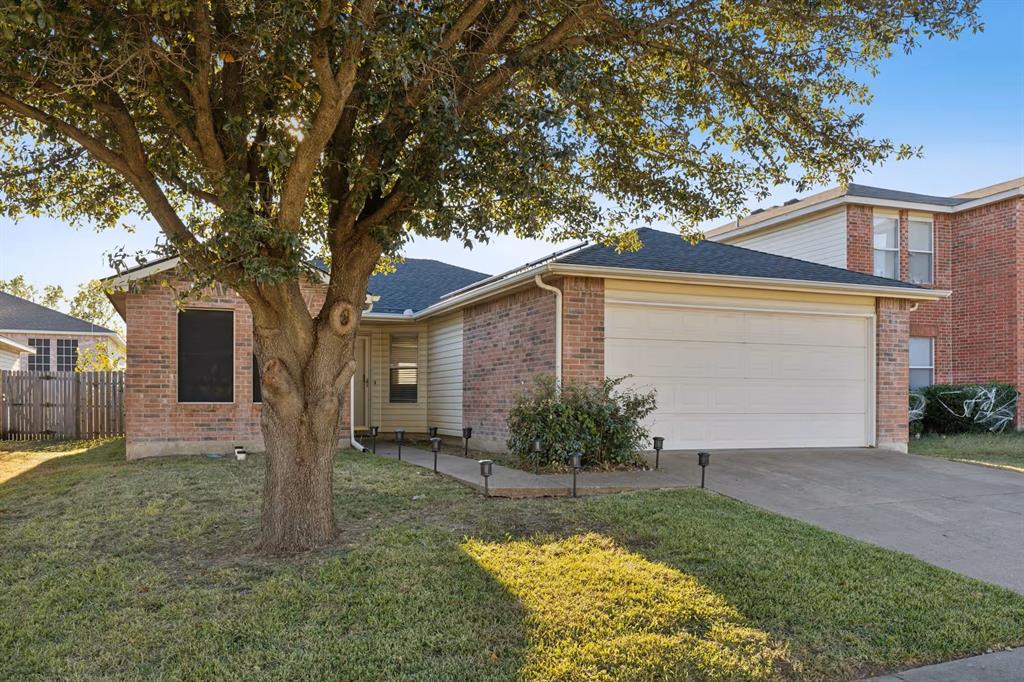 205 Crystalwood Drive, Mesquite, TX 75149