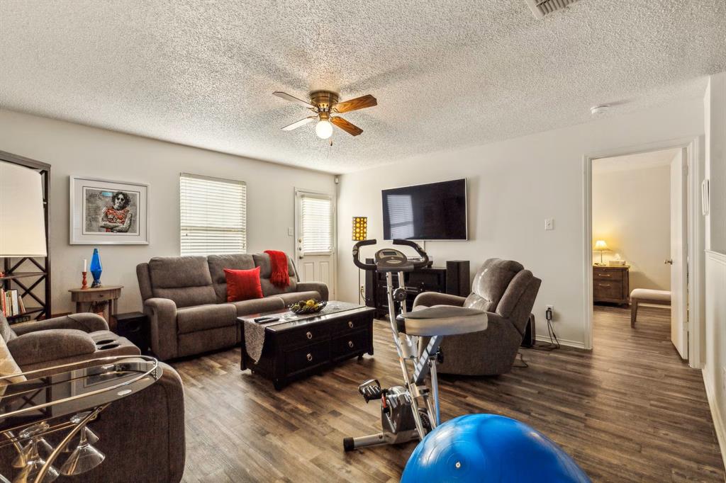205 Crystalwood Drive, Mesquite, TX 75149